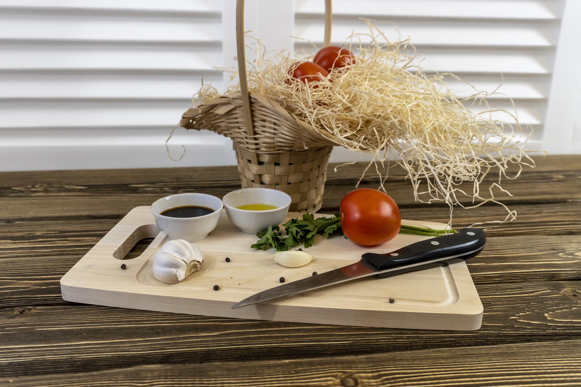 Cucina casalinga con utensili in legno